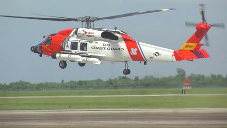 Un-Helicóptero-De-La-Guardia-Costera-Despega-De-Camino-A-Una-Misión