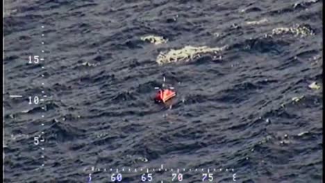 Un-Dramático-Rescate-En-Alta-Mar-Por-Parte-De-La-Guardia-Costera-De-Pasajeros-De-Un-Barco-En-Llamas-2