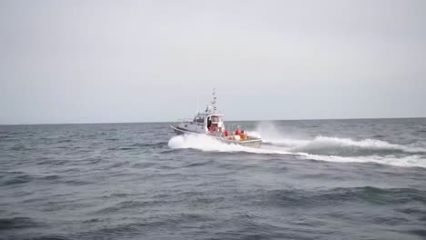 Un-Barco-De-Respuesta-De-Cortador-De-Guardacostas-De-45-Pies-Responde-A-Una-Emergencia-2