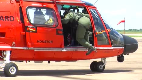 US-Küstenwache-Medivac-Helikopter-Rollt-Aus-Hangar-1