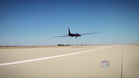 Das-Spionageflugzeug-U2-Landet-Auf-Einer-Landebahn