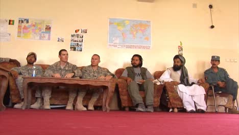 Afghanische-Nationale-Sicherheitskräfte-Und-Afghanische-Lokale-Polizei-Diskutieren-Mit-Amerikanischen-Soldaten,-Wie-Die-Sicherheit-Und-Entwicklung-In-Afghanistan-Erhöht-Werden