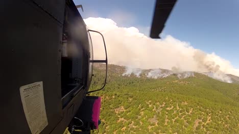 Un-Helicóptero-Vuela-Hacia-Un-Incendio-Forestal