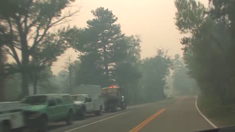 Pov-Shot-Conduciendo-Por-Una-Carretera-Con-Humo-De-Un-Incendio-Forestal-Que-Nubla-La-Vista