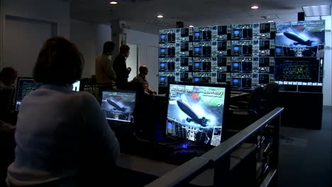 NASA-Wissenschaftler-Forschen-In-Einem-Labor-Zur-Überwachung-Des-Flugsicherungsstatus-Einzelner-Flugzeuge-1