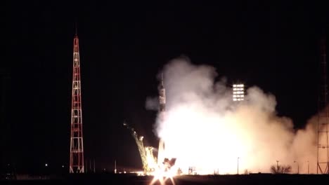 Un-Cohete-Soyuz-Se-Lanza-Desde-Una-Plataforma-De-Lanzamiento
