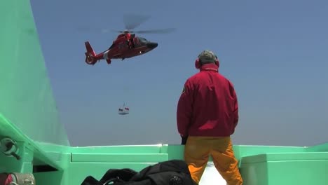 La-Guardia-Costera-De-EE.-UU.-Realiza-Una-Maniobra-De-Grúa-De-Rescate-De-Práctica-Con-Miembros-De-Los-Buceadores-De-Salvavidas-De-Baywatch-De-Los-Condados-De-Los-Ángeles