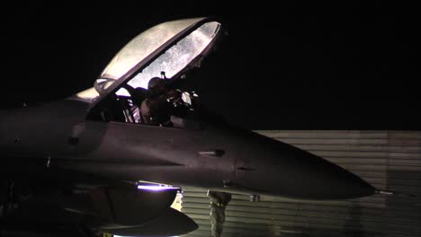 Los-Hombres-Preparan-Sus-Aviones-F16-Para-Una-Misión-Nocturna-En-Una-Pista-1