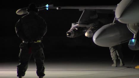 Los-Hombres-Preparan-Sus-Aviones-F16-Para-Una-Misión-Nocturna-En-Una-Pista-3