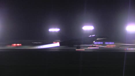 Un-Avión-De-Combate-F16-Taxis-En-Una-Pista-Por-La-Noche-4