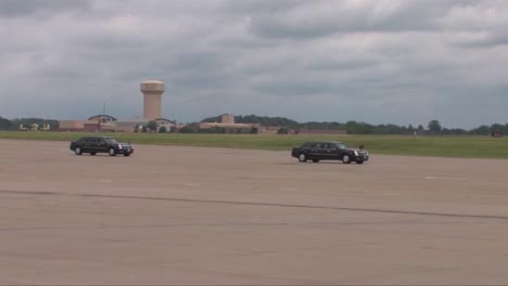 El-Presidente-Barack-Obamas-Caravana-Llega-Al-Air-Force-One