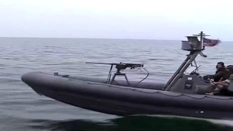 Marine-Dichtungen-Trainieren-Auf-Wasserfahrzeugen-Mit-Festem-Gummirumpf