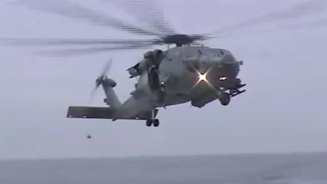 Marinerobben-Springen-Aus-Einem-Helikopter