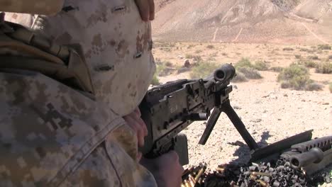 Los-Marines-Antitanque-Disparan-El-Mk19-M240-Y-El-M16-En-Afganistán-1