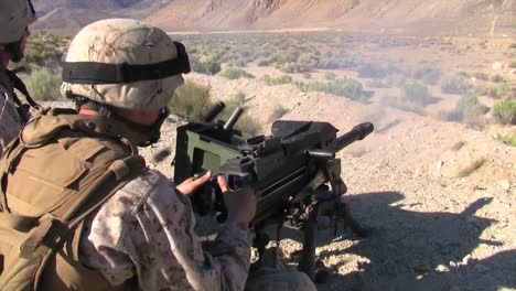 Los-Marines-Antitanque-Disparan-El-Mk19-M240-Y-El-M16-En-Afganistán-3
