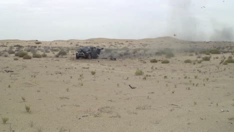 Die-Armee-Sprengt-Ein-Auto-In-Der-Wüste