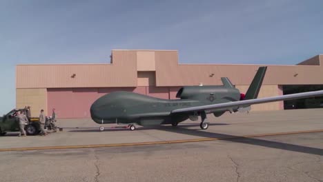 Un-Dron-De-Vigilancia-Rq4-Es-Desplegado-En-Una-Pista-Por-Personal-Militar.