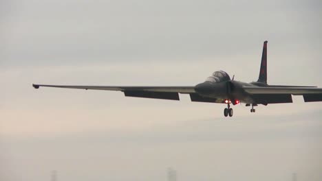 Ein-U2-spionageflugzeug-Kommt-Für-Eine-Landung-Auf-Dem-Beale-Air-Force-Base