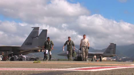 Los-Pilotos-Caminan-Cerca-De-Sus-Aviones-De-Combate-En-Un-Momento-De-Primera