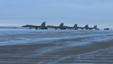 F15-Düsenjäger-Bereiten-Sich-An-Einem-Verschneiten-Morgen-In-Montana-Auf-Eine-Mission-Vor