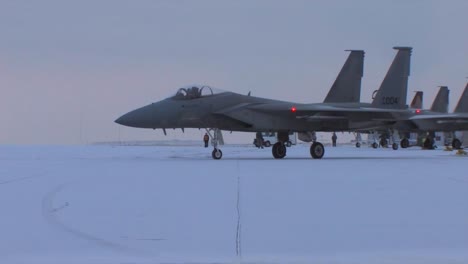 F15-Jet-Fighters-Se-Preparan-Para-Una-Misión-En-Una-Mañana-Nevada-En-Montana-2