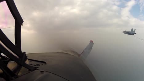 Pov-Disparo-Desde-Un-Avión-De-Combate-Reabastecimiento-De-Combustible-En-El-Aire