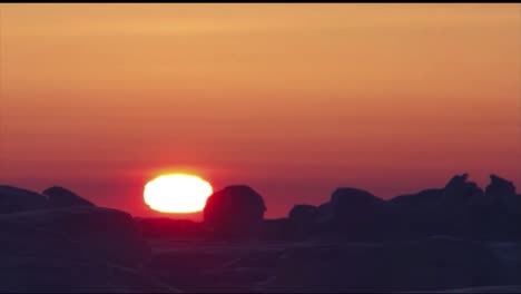 Un-Lapso-De-Tiempo-Del-Sol-De-Medianoche-En-El-Horizonte-Y-Las-Temperaturas-Heladas-Del-ártico