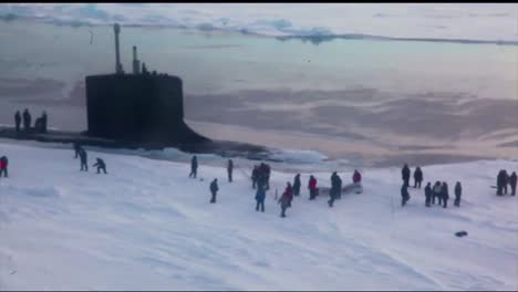 Eine-Antenne-über-Einem-U-Boot-In-Der-Arktis