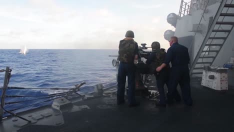 Die-Marine-Führt-Scharfe-Feuerübungen-Auf-Dem-Deck-Eines-Kriegsschiffs-Durch
