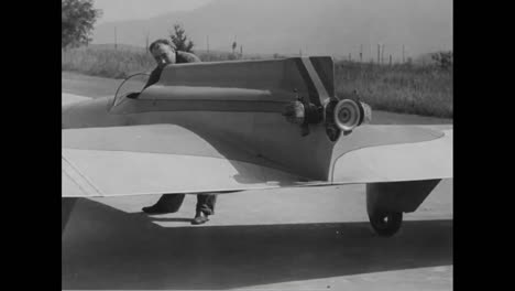 Ein-Neues-Flugzeug-Mit-Einem-Winzigen-Motor-Wird-1936-In-Italien-Getestet