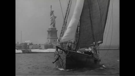 1939-Fährt-Ein-Boot-Um-Die-Freiheitsstatue-Herum