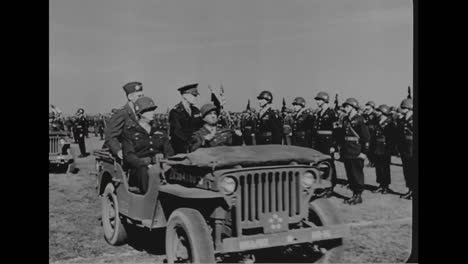 Eisenhower-Ehrt-Die-101.-Luftlandedivision-In-Belgien-1940