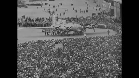 El-último-Avión-B17-Sale-De-La-Planta-De-Boeing-En-Seattle-En-La-Década-De-1940.