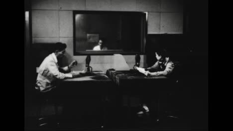 Eine-Radiosendung-Mit-Iva-Toguri-Aka-Tokyo-Rose-Im-Jahr-1945