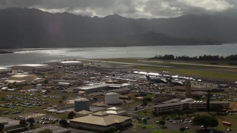 Alto-ángulo-Sobre-La-Estación-Aérea-De-La-Bahía-De-Kaneohe