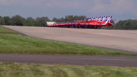 Las-Flechas-Rojas-De-La-Raf-Rodando-En-Fairford-UK