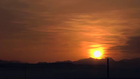 Una-Base-Estadounidense-En-El-Remoto-Desierto-Afgano-Al-Atardecer-O-Al-Amanecer