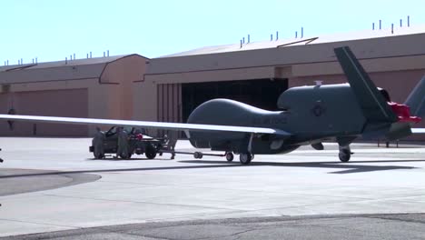 Un-Dron-De-Vigilancia-Rq4-Es-Remolcado-A-Un-Hangar-Para-Mantenimiento