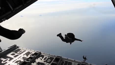 Fallschirmjäger-Springen-Aus-Einem-Flugzeug