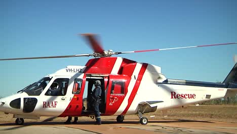Un-Helicóptero-De-Búsqueda-Y-Rescate-De-La-Fuerza-Aérea-Australiana-Real-Realiza-Maniobras