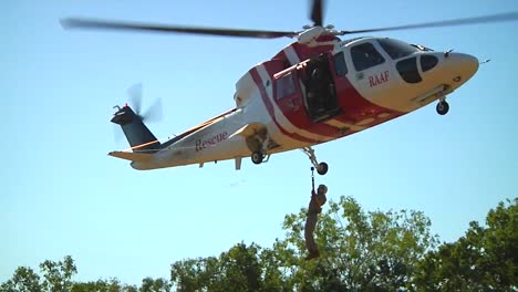 Un-Helicóptero-De-Búsqueda-Y-Rescate-De-La-Fuerza-Aérea-Australiana-Real-Realiza-Maniobras-2