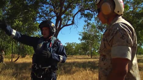 Personal-Militar-De-La-Fuerza-Aérea-Australiana-Real-Atiende-A-Una-Víctima-En-El-Interior