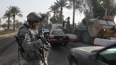 Ein-Amerikanischer-Soldat-Bemannt-Einen-Kontrollpunkt-Für-Armeefahrzeuge-In-Bagdad,-Irak