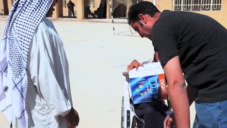 US-Soldaten-Verteilen-Wasserfilter-Spielzeug-Und-Schulmaterial-An-Menschen-In-Bagdad-Irak-3