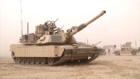 Abrams-Panzer-Sitzen-Während-Des-Krieges-In-Der-Irak-wüste
