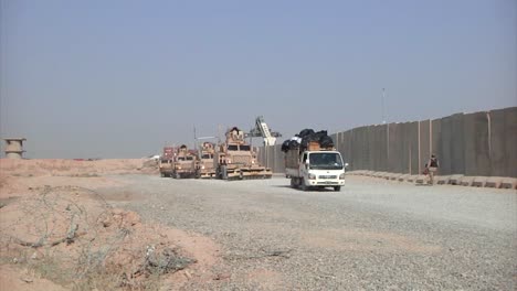 Un-Convoy-De-Transporte-Estadounidense-Se-Mueve-A-Través-De-Irak-Durante-La-Guerra.
