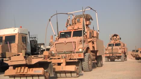 Un-Convoy-De-Transporte-Estadounidense-Se-Mueve-A-Través-De-Irak-Durante-La-Guerra-2