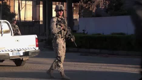 Amerikanische-Soldaten-Patrouillieren-Zu-Fuß-Auf-Den-Straßen-Von-Bagdad-Während-Des-Irak-Krieges-2
