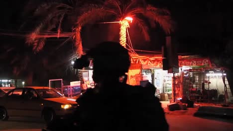 Los-Soldados-Estadounidenses-Van-De-Patrulla-Nocturna-A-Pie-Por-Las-Calles-De-Bagdad-Durante-La-Guerra-De-Irak-1