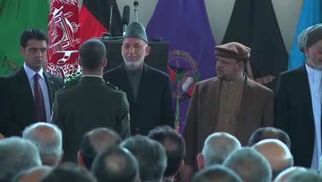 El-Presidente-Hamid-Karzai-De-Afganistán-Saluda-A-Los-Graduados-De-Una-Escuela-Militar